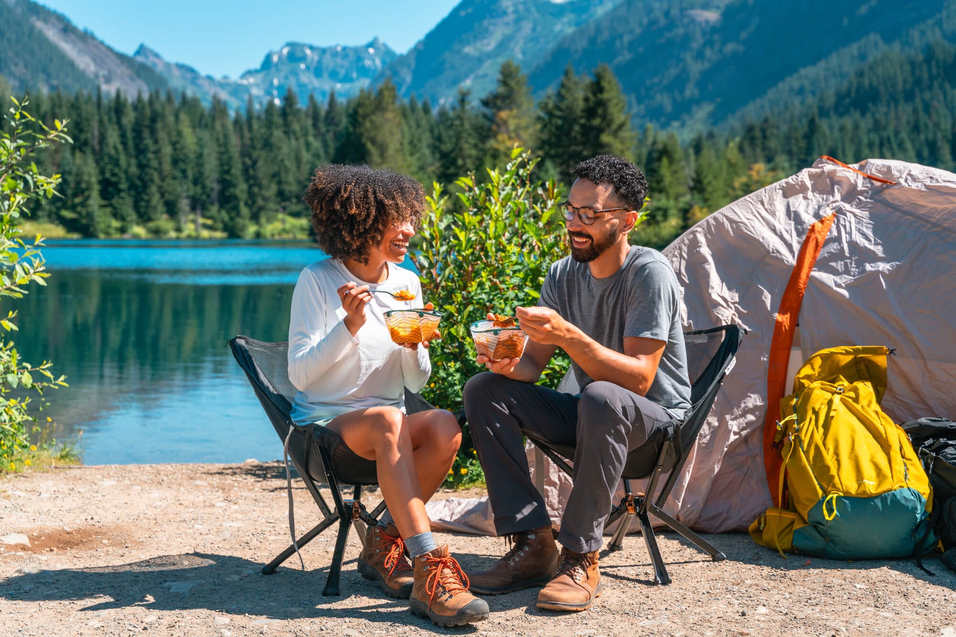 A couple eating by a lake using Snapfold flatware